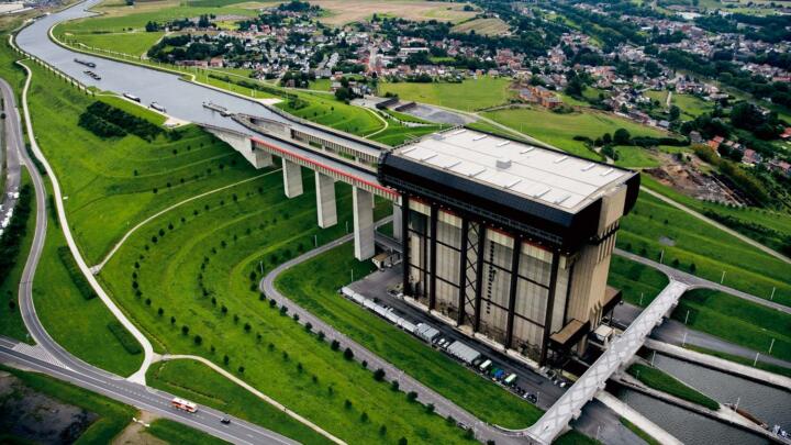 XXL-Lift: das Schiffshebewerk Strépy-Thieu des belgischen Canal du Centre