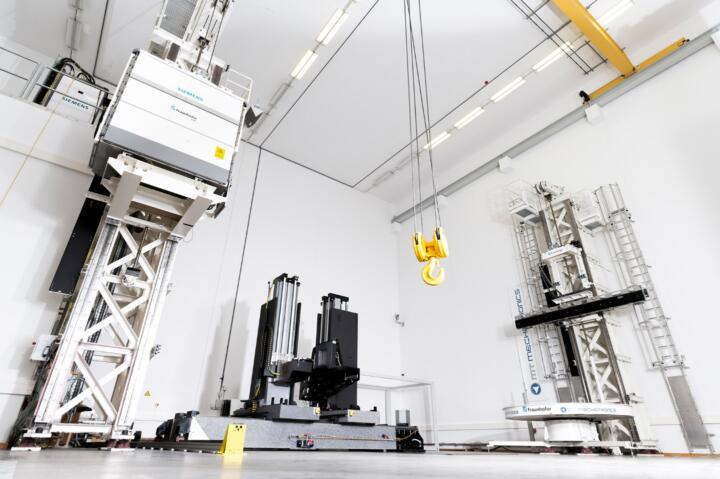 The XXL-CT system essentially consists of a linear accelerator, a high-precision ...