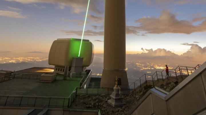 Der grüne Laserstrahl ist weithin sichtbar
