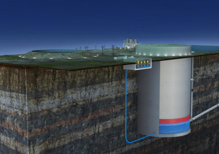 Bei Strombedarf wird dieser Kolben abgelassen. Er drückt das Wasser durch Turbin ...