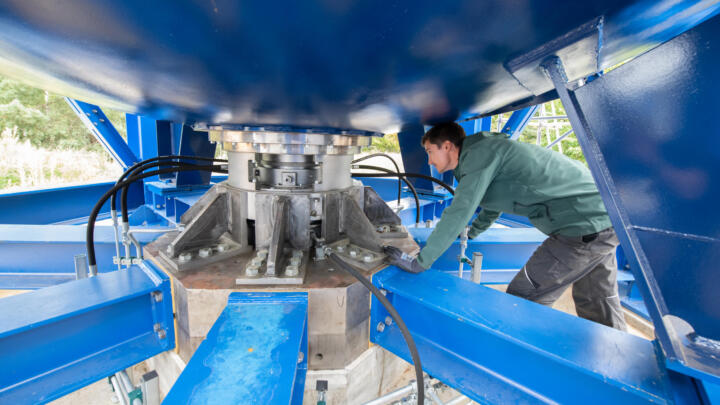 Ein Elektromotor beschleunigt ein Schwungrad...,