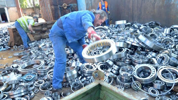 Bei Razzien werden oft unzählige Plagiate von Schaeffler-Produkten gefunden und ...