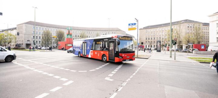 ... oder rollende Praxis für Hilfsbedürftige in Berlin: Rund um die Welt haben s ...