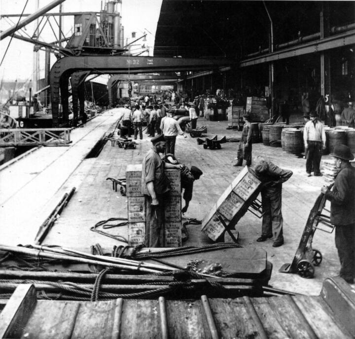 Emsiges Treiben am Kai im Hamburger Hafen anno 1900