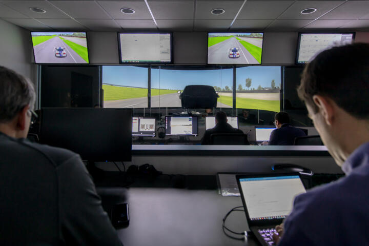 Auf mehreren Monitoren verfolgen Versuchsingenieure die Simulationen.