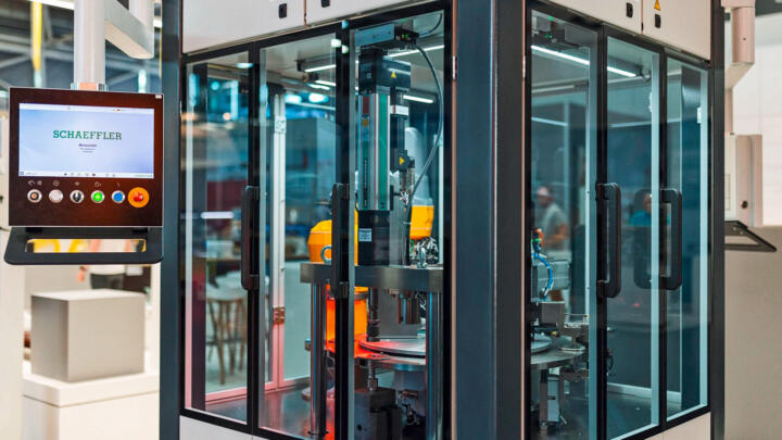 The digital applications Schaeffler uses include AI-supported machine assistants