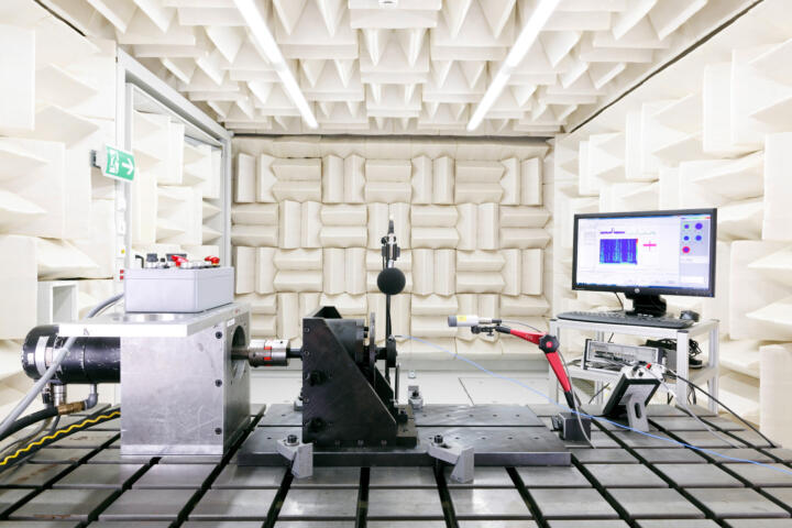 Der Qualitätsanspruch der Schaeffler-Akustiker verlangt es, dass in den schallto ...