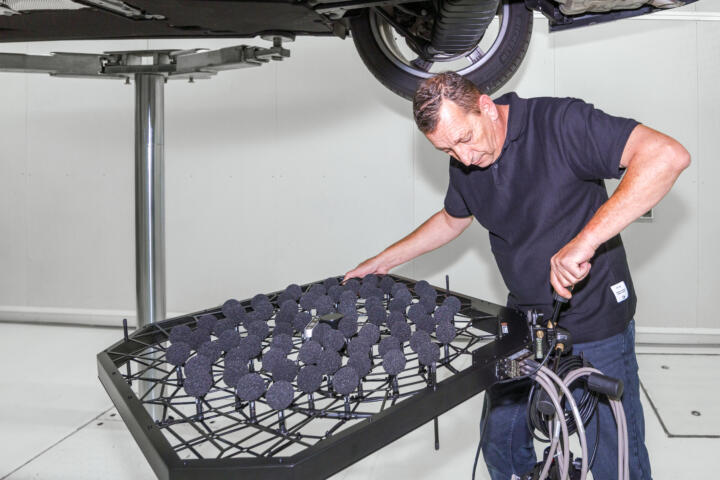 Dank sensibelster Spezialmesstechnik wie diesem Array mit 72 Mikrofonen lassen s ...