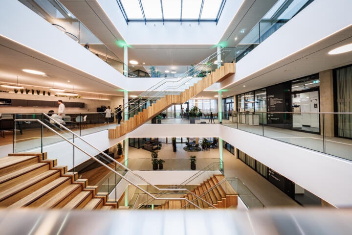 Offene, lichtdurchflutete Architektur