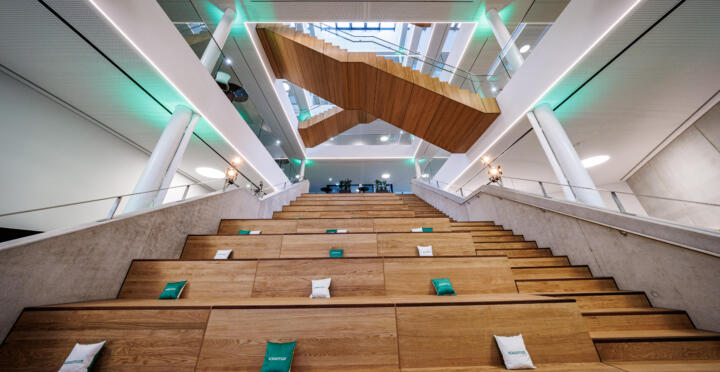 Treppe und Tribüne zugleich