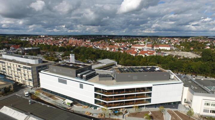 Das neue Technologiezentrum, eingebettet in den Stammsitz von Schaeffler in Herz ...