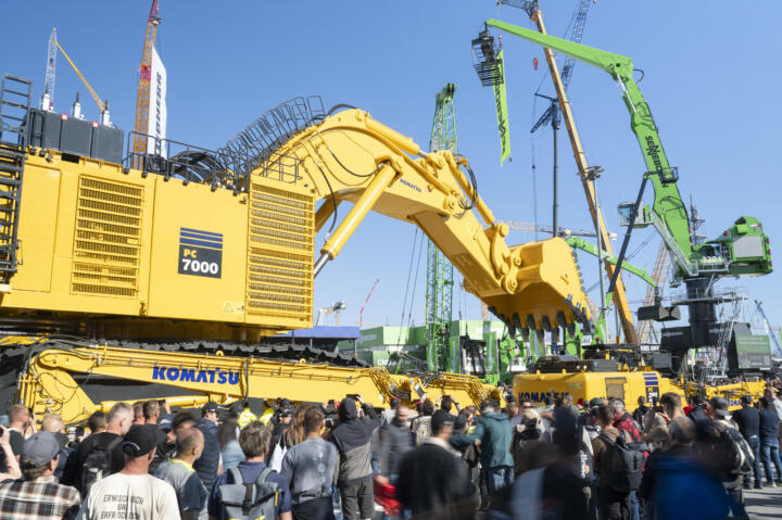 Komatsu’s PC7000-11E – a large hydraulic excavator with a height of more than te ...