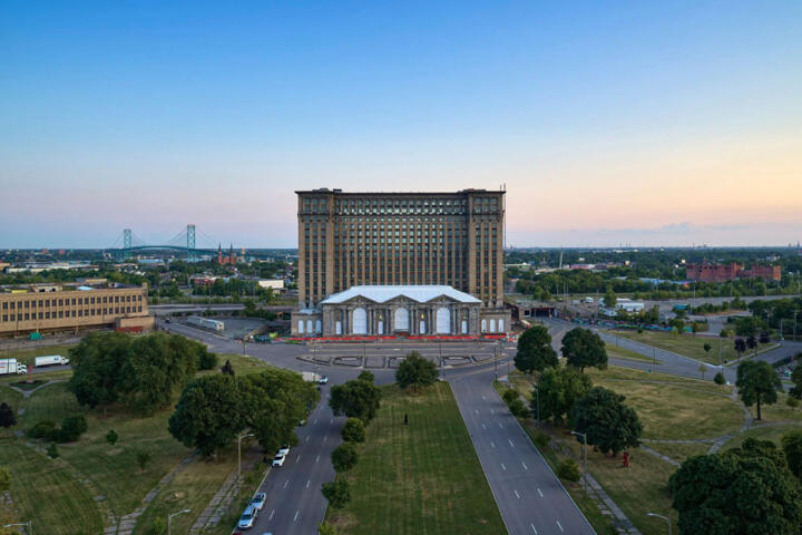 Der heutige Blick auf die Nordseite der Michigan Central Station ...