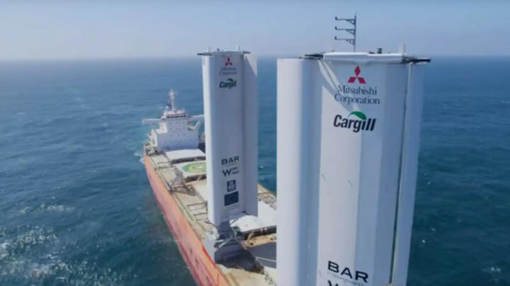 Mit der „Pyxis Ocean“ ging 2023 erstmals ein Frachtschiff mit knapp 38 Meter hoh ...