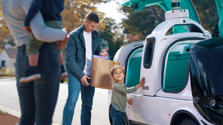 Smarte, selbstfahrende Hightech-Roboter, die Supermarkt-Bestellungen oder Fastfo ...