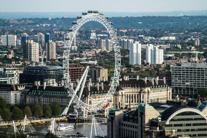 London (GB) Arbeiten in luftiger Höhe: Das 2.100 Tonnen schwere Rad des 135 Me ...