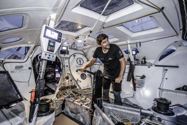 Reichlich zu kurbeln hatte Boris Herrmann während der Regatta, mit dem Grinder b ...