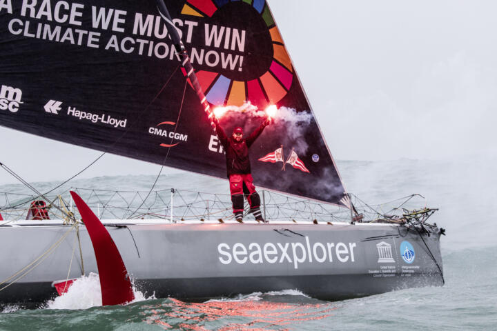 Im Ziel feierte Herrmann mit zwei Seenotfackeln in den Händen und wurde von Freu ...
